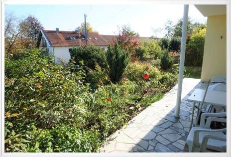 Terrasse u. Blumenbeet